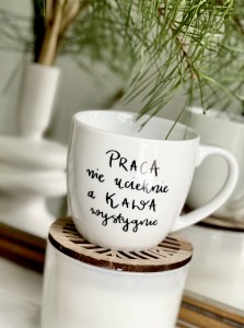 Praca nie ucieknie, a kawa wystygnie kubek filiżanka na prezent z napisem  (1)