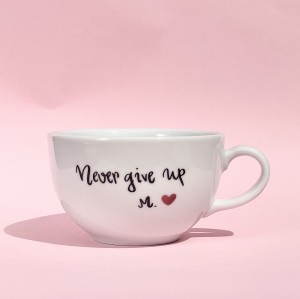 Never give up + inicjał czerwone serce kubek filiżanka na prezent pojemność do wyboru