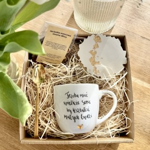 Gotowy Prezent dla nauczyciela Kubek + podstawka BOX Prezentowy kubek TRZEBA MIEĆ WIELKIE SERCE BY KSZTAŁCIC MAŁYCH LUDZI  podstawka Łyżeczka Prezent dla nauczyciela  