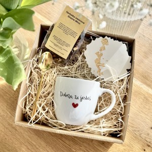 Gotowy Prezent  Kubek Dobrze, że jesteś + podstawka BOX Prezentowy podstawka Łyżeczka Prezent Kubek z napisem  (1)