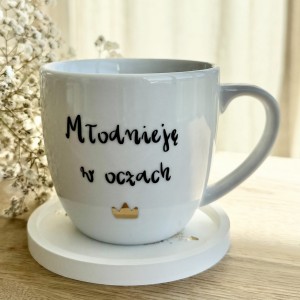 Młodnieję w oczach filiżanka kubek na prezent z napisem  