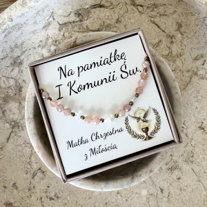 Bransoletka na I Komunię Świętą – kamień słoneczny, perła i kryształ górski na makramie | prezent od Matki Chrzestnej Pamiątka I Komunii Świętej
