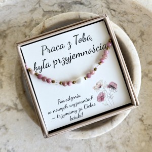 Bransoletka PRACA Z TOBĄ BYŁA PRZYJEMNOŚCIĄ na pożegnanie z pracy – rodochrozyt, perła i kryształ górski | prezent z podziękowaniem