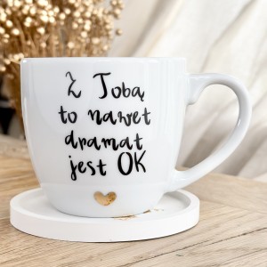 Porcelanowy Kubek z Napisem „Z Tobą to Nawet Dramat Jest OK” – Kubek na Prezent